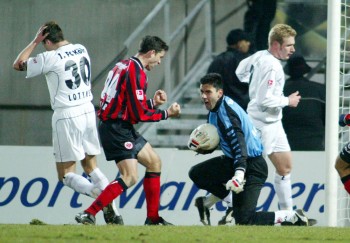 Im Februar 2003 feierten Schur und Nikolov den gehaltenen Elfmeter von Kölns Lottner
