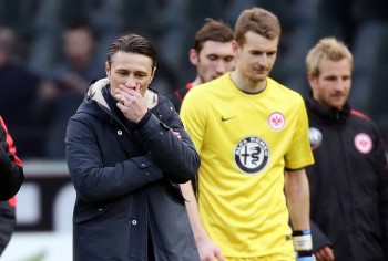 Eintracht-Trainer Niko Kovac, Stefan Reinartz und Lukas Hradecky nach Spielende 