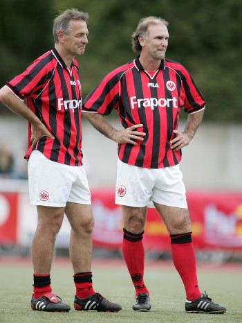 Charly Körbel (links) und Ronald Borchers waren beim bisher einzigen Bundesliga-Sieg der Eintracht in Darmstadt dabei.