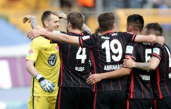 Eintracht-Torwart Lukas Hradecky jubelt nach dem Schlusspfiff mit Marco Russ, David Abraham und Carlos Zambrano 