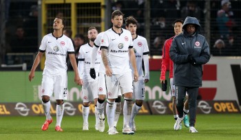 Die Spieler von Eintracht Frankfurt blicken in eine ungewisse Zukunft.