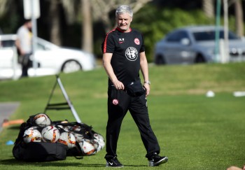 Ex-Eintracht-Coach Armin Veh freut sich mit seinem Ex-Club über den erfolgreichen Klassenerhalt.