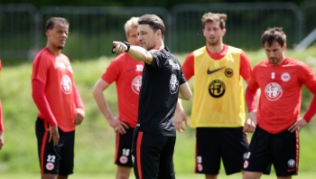 Gab seinen Spielern die Richtung für das Abstiegsendspiel vor: Eintracht-Coach Niko Kovac.