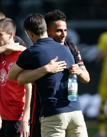 Trainer Niko Kovac und Änis Ben-Hatira nach dem Sieg gegen den BVB 