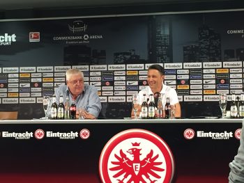 Gut gelaunt erschien Niko Kovac (r.) zur ersten Pressekonferenz der neuen Saison.