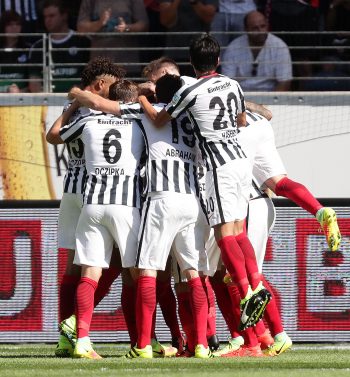 Die Eintracht bejubelt gemeinsam den Treffer zum 1:0 gegen Schalke. 