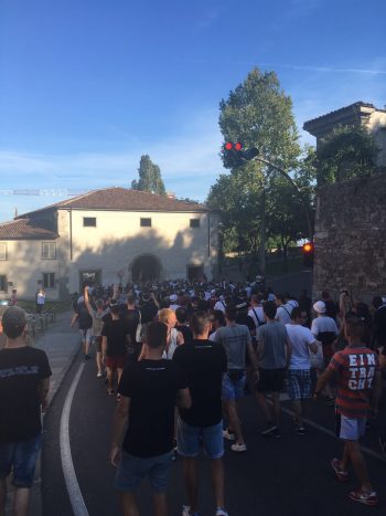 Die mitgereisten Fans machten bereits vor der Partie gemeinsam mit dem Bergamo-Anhang Stimmung in der Stadt.