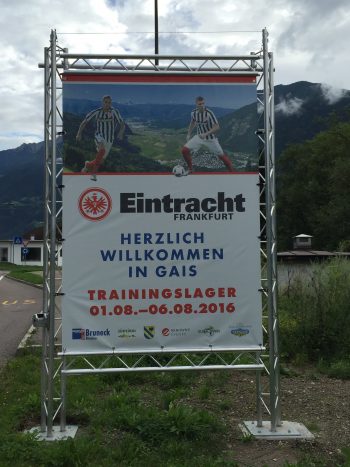 Mit diesem Banner wurde die Mannschaft der Eintracht am Ortseingang von Gais begrüßt.