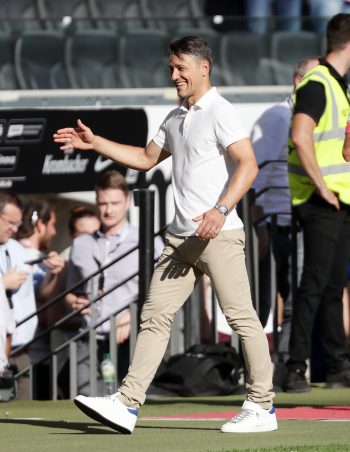 Niko Kovac freut sich über den Sieg gegen den FC Schalke 04 g