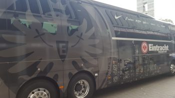So sieht der neue Eintracht-Bus von der Seite aus...