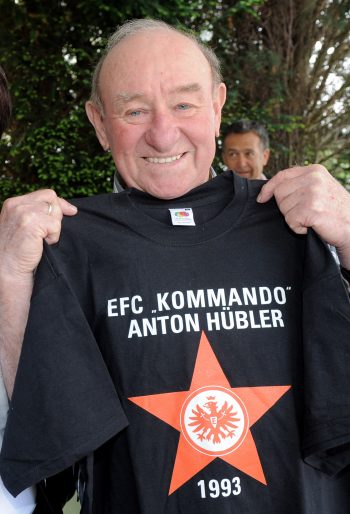 Anton Hübler bekam anlässlich seines 80. Geburtstages von seinem Fanclub dieses T-Shirt geschenkt. 