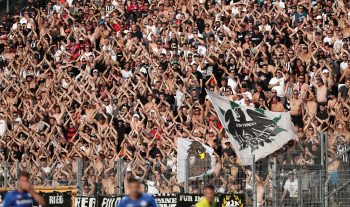 Der Eintracht-Fanblock in Darmstadt hat sich beim Hessen-Derby ganz auf die Stimmung konzentriert. 