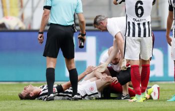 Abwehrchef David Abraham musste gegen Hertha BSC verletzt ausgewechselt werden.