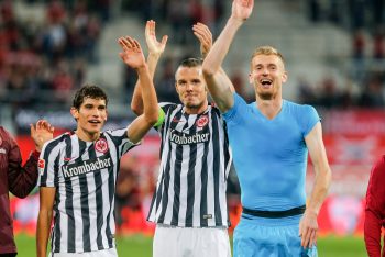 Jesus Vallejo, Alexander Meier und Lukas Hradecky freuen sich über den Auswärtssieg (imago/Eibner)
