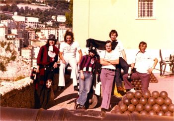 Frankfurter Anhänger posieren vor dem Fürstenpalast - die SGE trennte sich vom AS Monaco im Europapokal der Pokalsieger am 2. Oktober 1974 2:2 (Foto: Siegfried Endrikat)