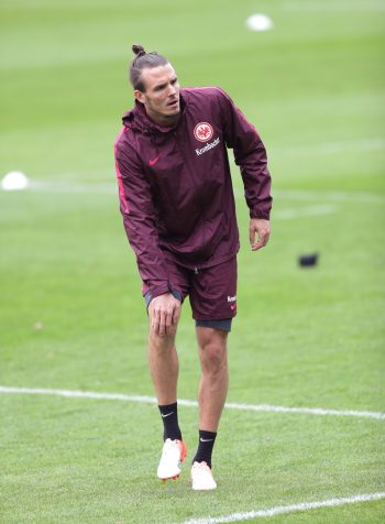 Eintracht-Kapitän Alex Meier ist nicht mit nach Mönchengladbach gereist, um an seiner Rückkehr ins Mannschaftstraining zu arbeiten.