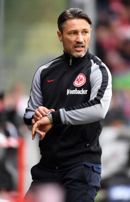 Eintracht-Trainer Niko Kovac blickt auf die Uhr, jedoch kommen seine Umstellungen zu spät.(Foto: imago/Fotograf)
