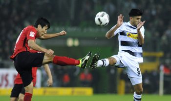 Hasebe spielte gegen Mönchengladbach auf ungewohnter Position. (Foto: imago/Uwe Kraft)