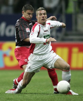 Lukas Podolski Vorne) sah im Duell gegen Alexander Vasoski keinen Stich.