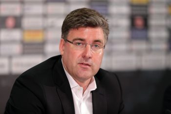 Vorstandsmitglied Axel Hellmann nimmt Druck von der Mannschaft.