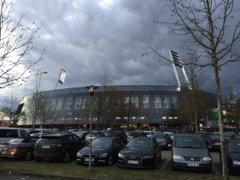 Dunkle Wolken hängen über dem Bremer Weser-Stadion