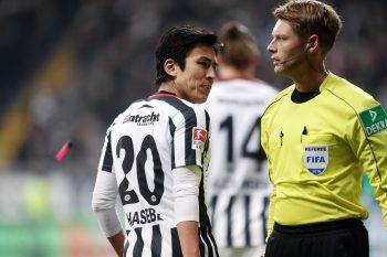 Wird nach dem Spiel gegen Hoffenheim nicht nur von Makoto Hasebe kritisch beäugt: Schiedsrichter Christian Dingert.