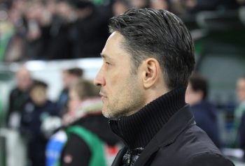 Eintracht-Trainer Niko Kovac wirft ein Auge auf das Spiel in Wolfsburg. 