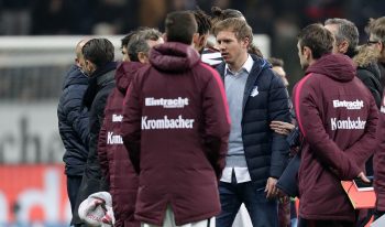 Es gab viel zu bereden nach Schlusspfiff. Julian Nagelsmann im Gespräch mit den Eintracht-Trainern.