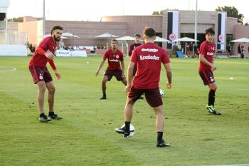 Bei der ersten Einheit in Abu Dhabi durften die Spieler hauptsächlich mit dem Ball arbeiten.