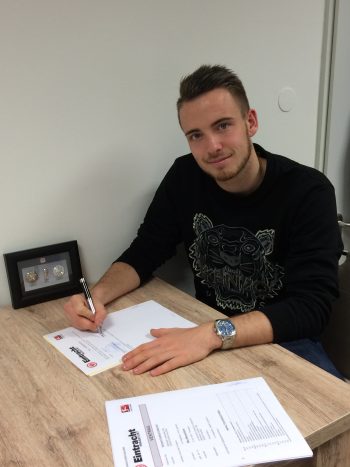 Unterzeichnet sein neues Arbeitspapier: Max Besuschkow (Foto: Eintracht Frankfurt)