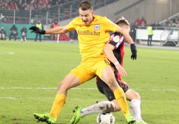 Startelf-Debütant Max Besuschkow im Zweikampf. Die Eintracht nahm den Kampf gestern an.