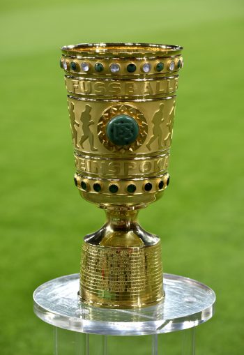 Objekt der Begierde: der DFB-Pokal. (Foto: imago/Michael Weber)