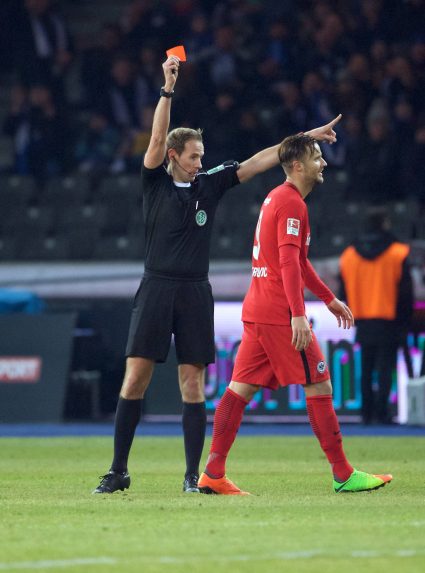 Schiedsrichter Sascha Stegemann zeigt Haris Seferovic die Rote Karte. Von den Fans wird er anschließend mit einer 5,5 abgestraft. (Foto: imago/Camera)