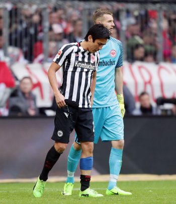 Torhüter Lukas Hradecky tröstete Makoto Hasebe direkt nach dem Vorfall in München.