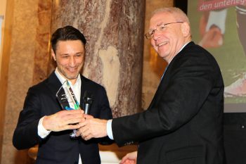 Niko Kovac (li.) bekommt den Fair-Play-Preis von Dr. Michael Vesper (DOSB) überreicht (Foto: imago/Hartenfelser)