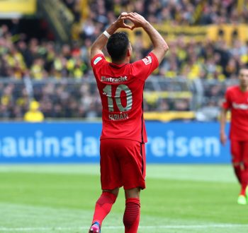 Marco Fabian formt nach seinem Treffer ein Herz. (Bild: imago/Thomas Bielefeld)
