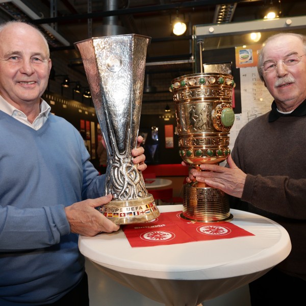Jürgen Grabowski (rechts, hier mit Bernd Hölzenbein) zeigte sich von der aktuellen Form der SGE begeistert. 