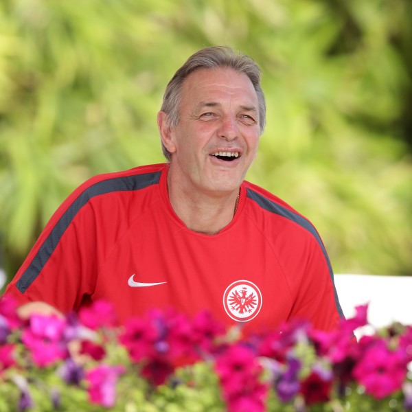  Charly Körbel hat gut lachen.