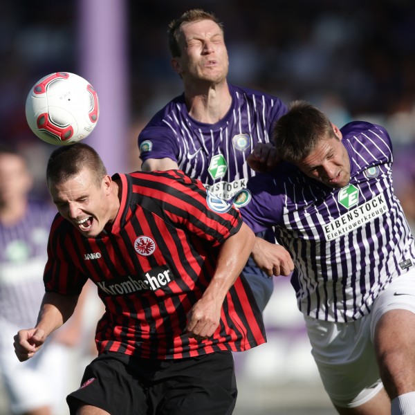 Setzt sich die Eintracht dieses Mal gegen Aue im Pokal durch?
