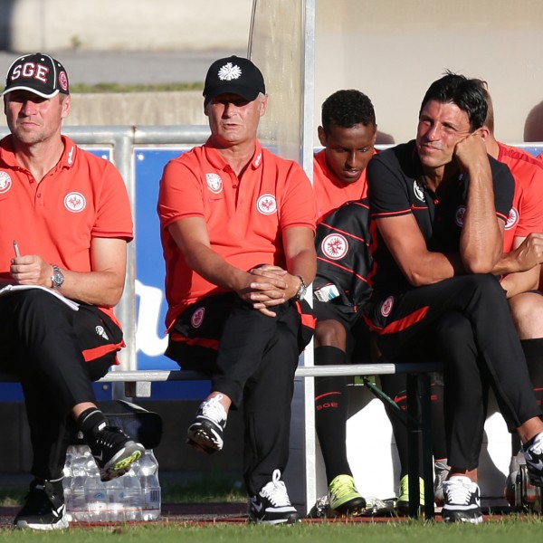 10.07.2015, Fussball, Testspiel SC Schwaz - Eintracht Frankfurt. v.li.: Co-Trainer Reiner Geyer, Trainer Armin Veh, Sportdirektor Bruno Hübner. Foto: Heiko Rhode, Bad Homburg  ***WWW.FOTO-RHODE.DE***  FON 0172-6703266