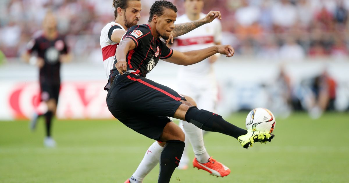 Timothy Chandler im Zweikampf mit dem Stuttgarter Martin Harnik.