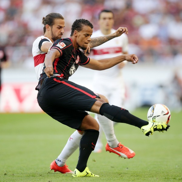 Timothy Chandler im Zweikampf mit dem Stuttgarter Martin Harnik.