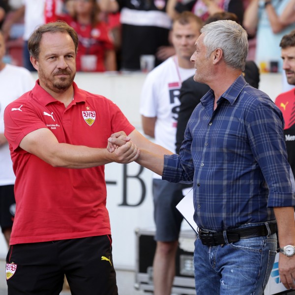 VfB-Trainer Alexander Zorniger gratuliert Armin Veh zum Sieg