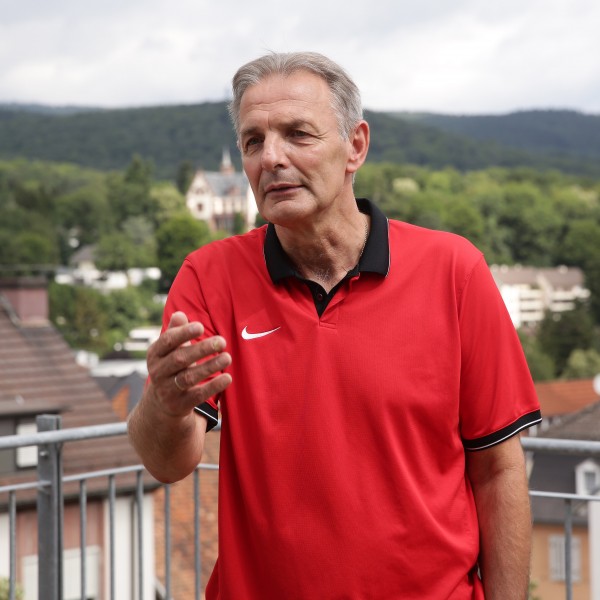 Charly Körbel sieht die Eintracht in dieser Saison gut aufgestellt.