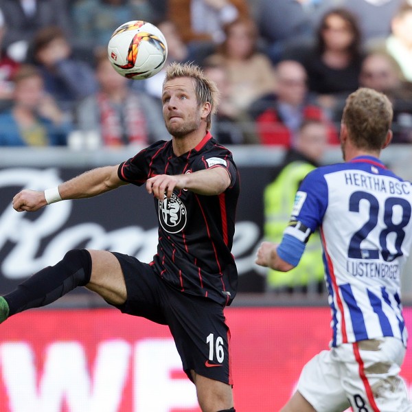 Stefan Aigner (links) wartet noch auf sein erstes Saisontor.