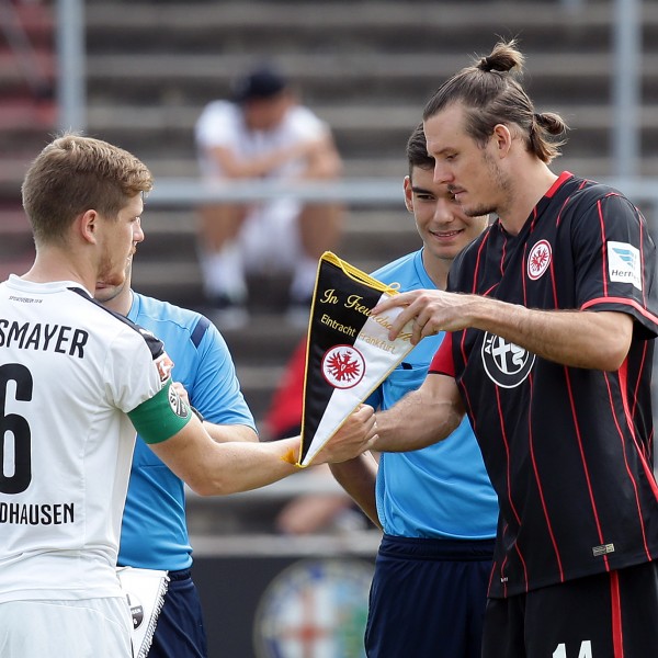 Eintracht-Kapitän Alexander Meier und Denis Linsmayer (Sandhausen)