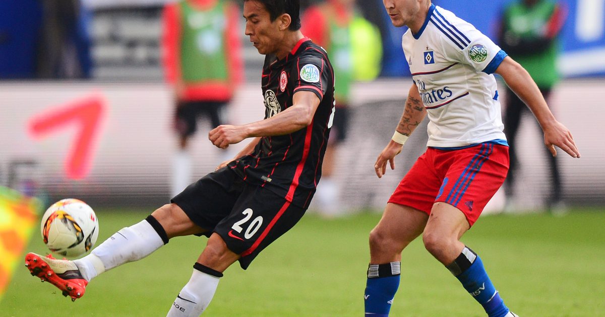 Makoto Hasebe im Zweikampf mit Lewis Holtby