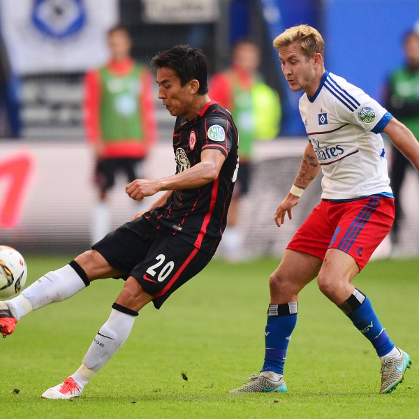 Makoto Hasebe im Zweikampf mit Lewis Holtby