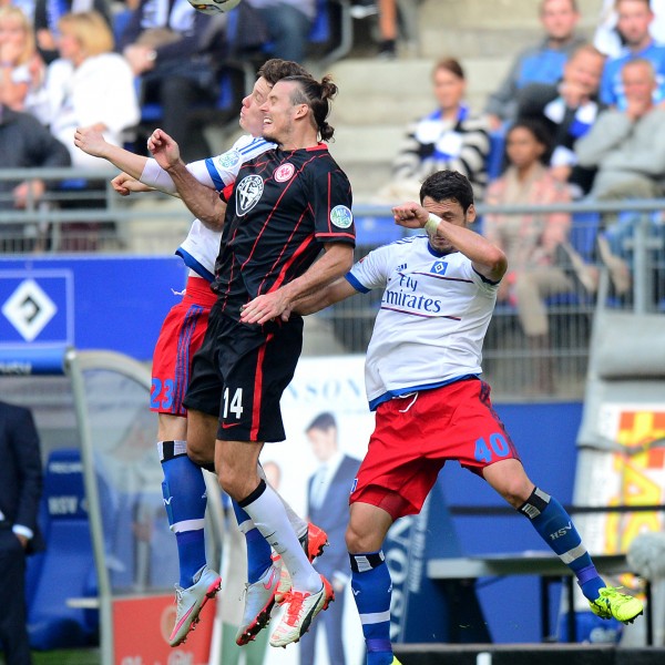 Alexander Meier im Kopfballduell mit Gojko Kacar und Michael Gregoritsch (li.