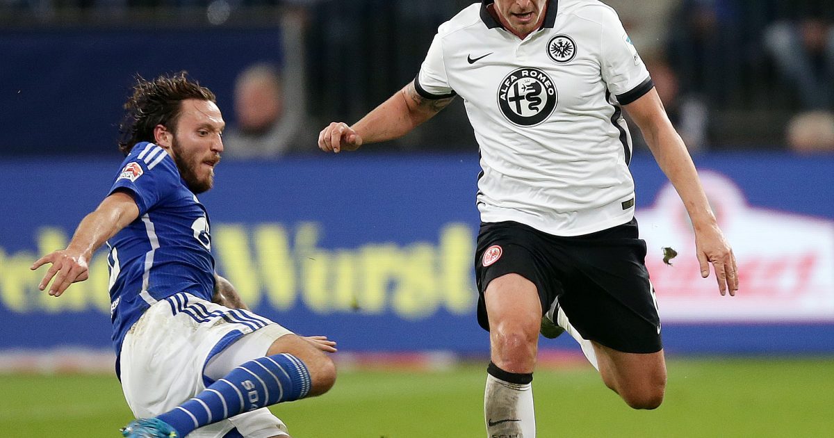 Bastian Oczipka (r.) kassierte mit Frankfurt die zweite Saisonniederlage